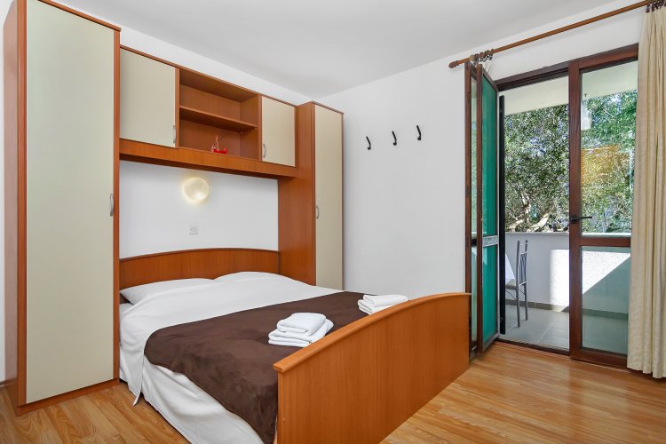 Studio flat near beach Cove Pokrivenik, Hvar (AS-5231-c)