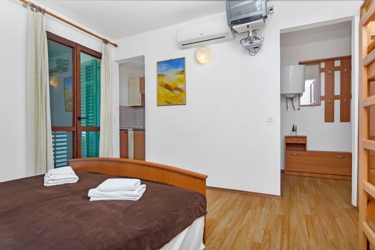 Studio flat near beach Cove Pokrivenik, Hvar (AS-5231-c)