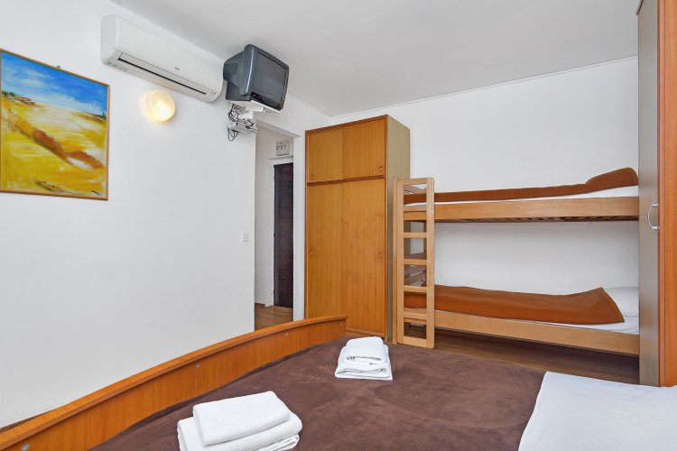 Studio flat near beach Cove Pokrivenik, Hvar (AS-5231-c)
