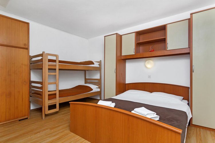 Studio flat near beach Cove Pokrivenik, Hvar (AS-5231-c)