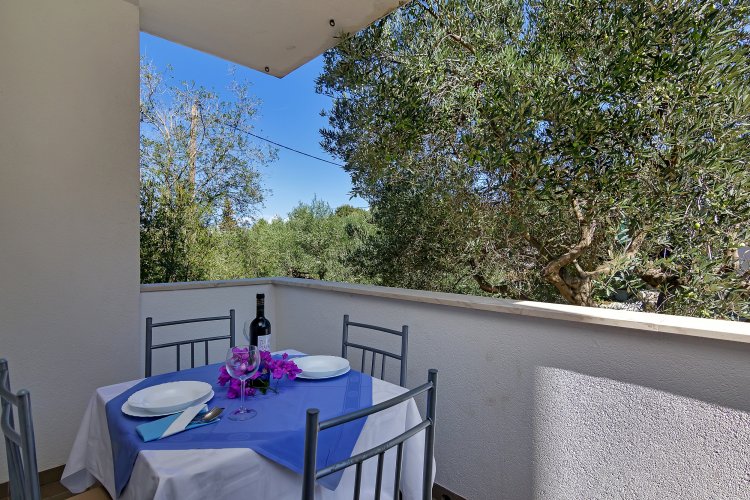 Studio flat near beach Cove Pokrivenik, Hvar (AS-5231-c)