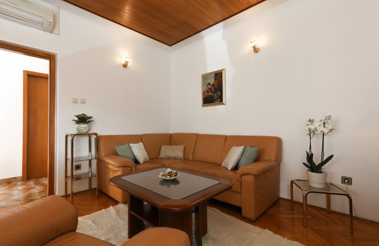 Three bedroom apartment near beach Postira, Brač (A-6053-a)