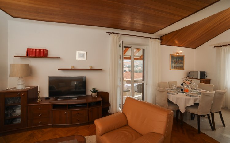 Three bedroom apartment near beach Postira, Brač (A-6053-a)