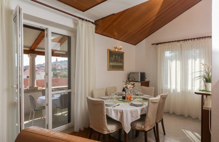 Three bedroom apartment near beach Postira, Brač (A-6053-a)