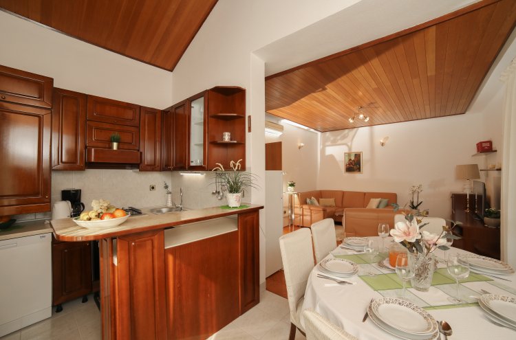 Three bedroom apartment near beach Postira, Brač (A-6053-a)