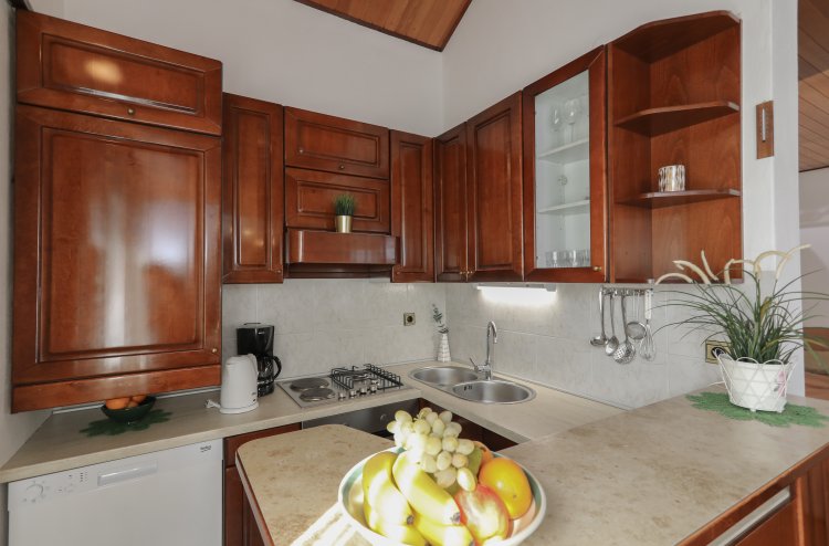 Three bedroom apartment near beach Postira, Brač (A-6053-a)