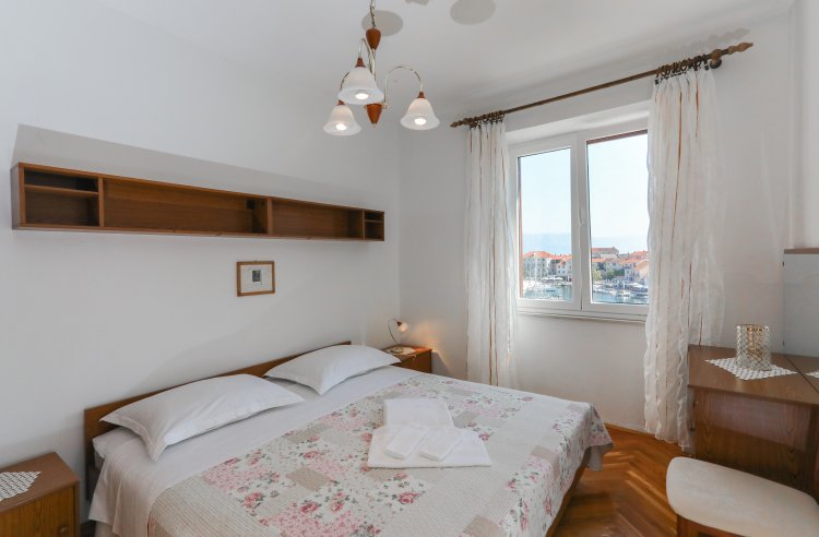 Three bedroom apartment near beach Postira, Brač (A-6053-a)