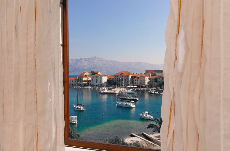 Three bedroom apartment near beach Postira, Brač (A-6053-a)