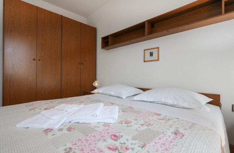 Three bedroom apartment near beach Postira, Brač (A-6053-a)