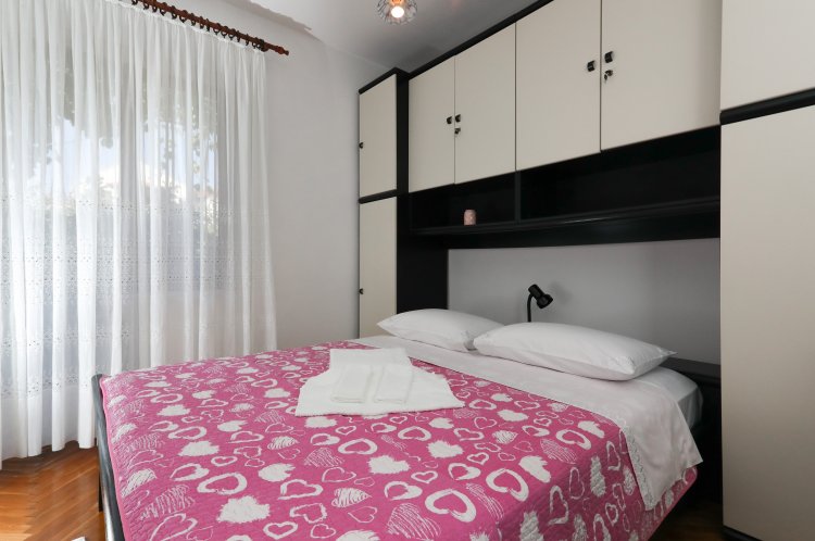 Three bedroom apartment near beach Postira, Brač (A-6053-a)