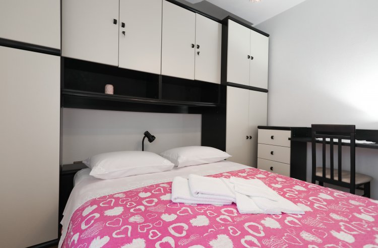 Three bedroom apartment near beach Postira, Brač (A-6053-a)