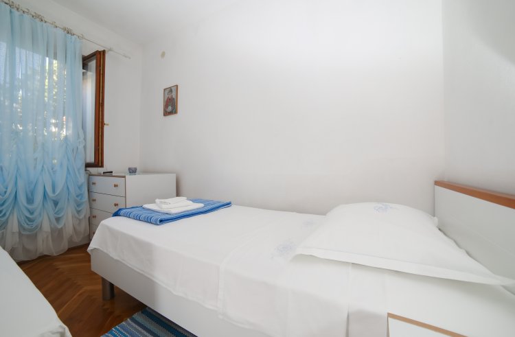 Three bedroom apartment near beach Postira, Brač (A-6053-a)