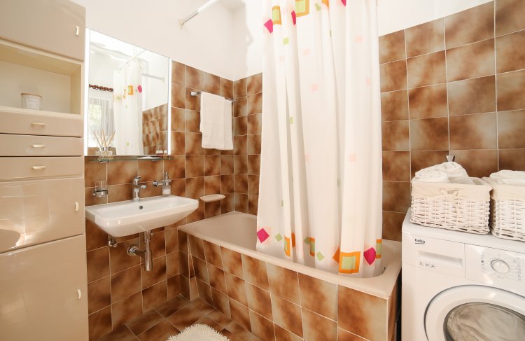 Three bedroom apartment near beach Postira, Brač (A-6053-a)