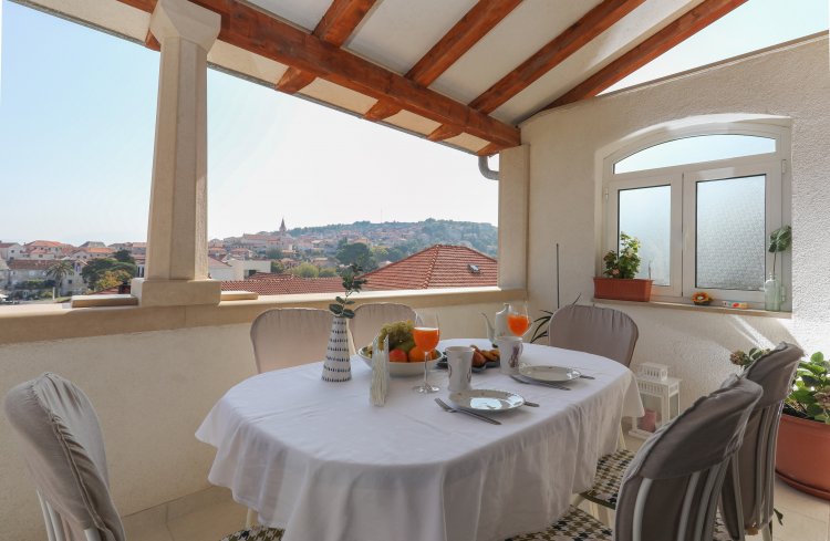 Three bedroom apartment near beach Postira, Brač (A-6053-a)