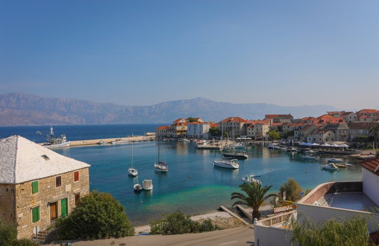 Three bedroom apartment near beach Postira, Brač (A-6053-a)