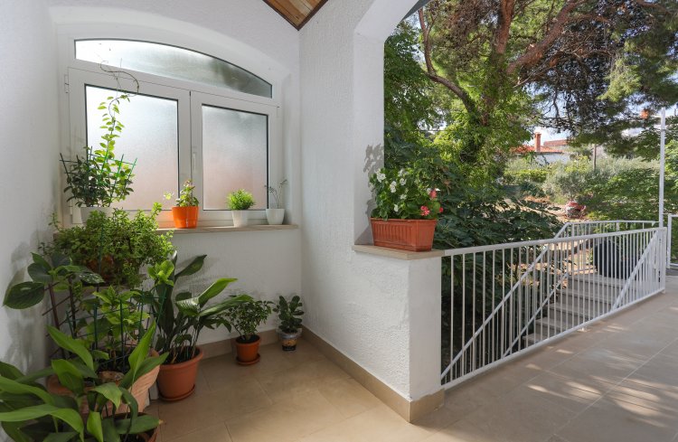 Three bedroom apartment near beach Postira, Brač (A-6053-a)
