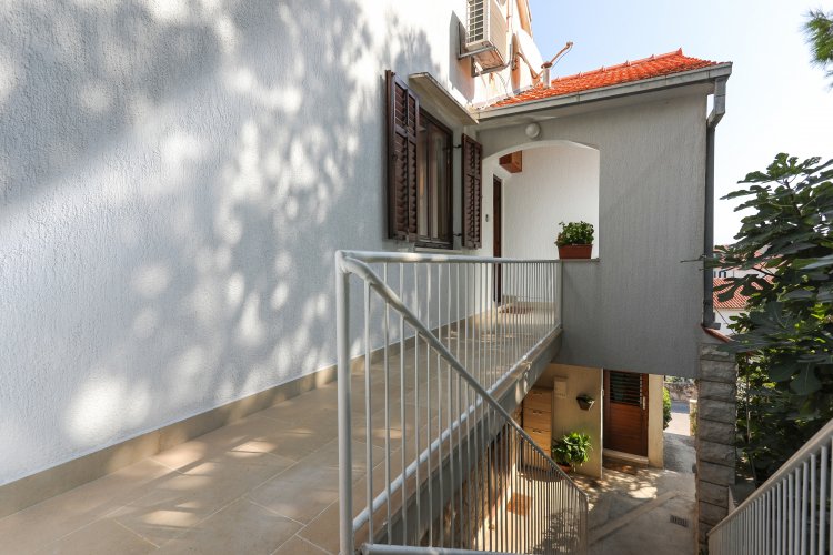 Three bedroom apartment near beach Postira, Brač (A-6053-a)