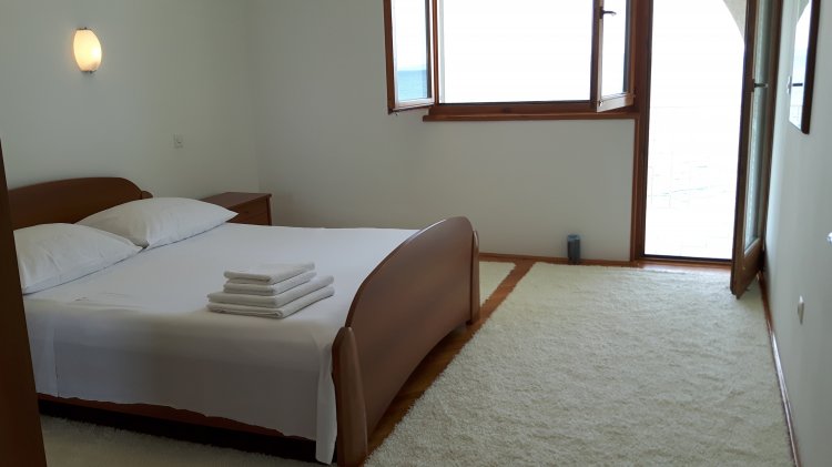 Two bedroom apartment near beach Podstrana, Split (A-6113-a)